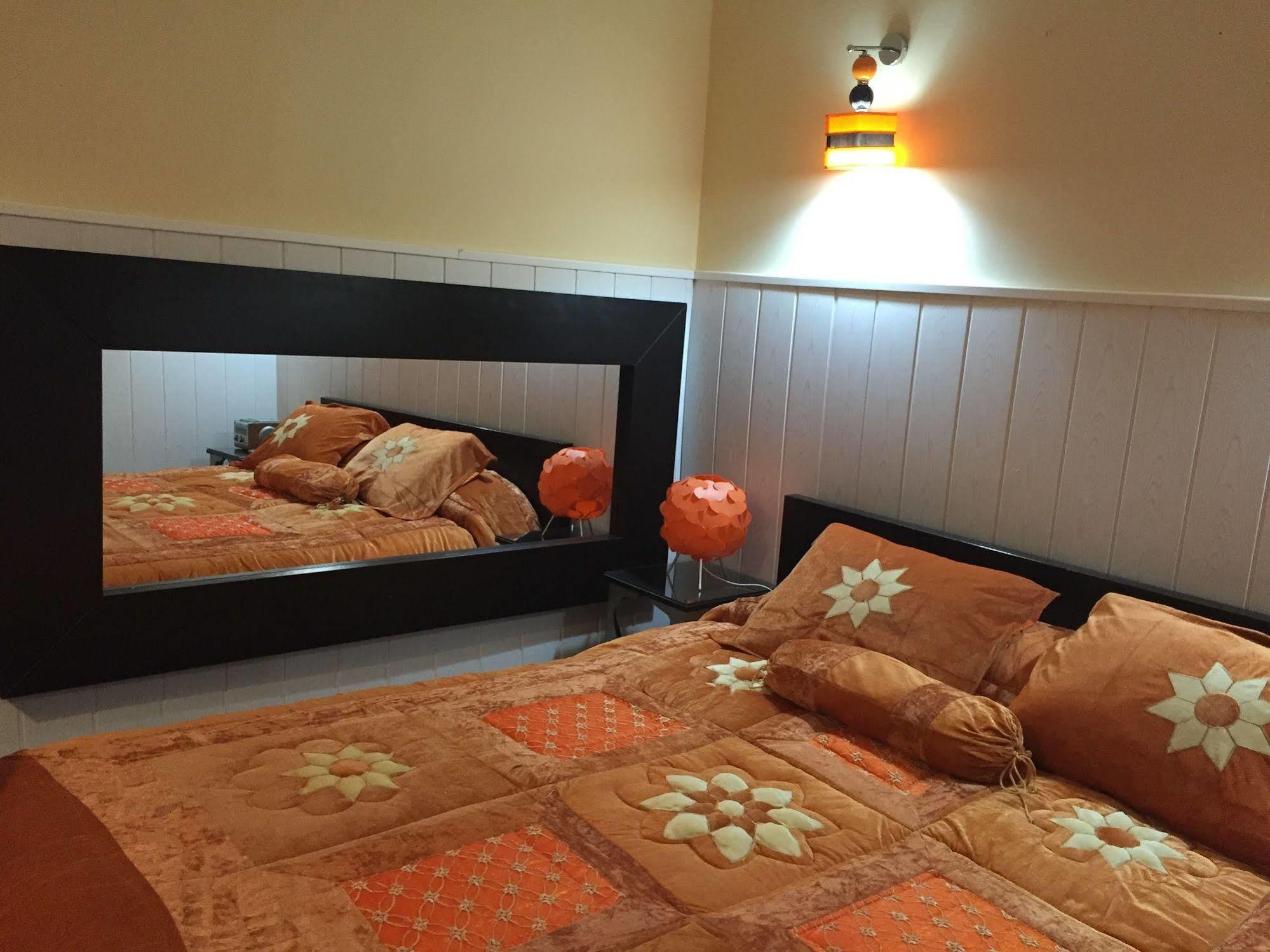 Hostal Oxum Madrid Buitenkant foto