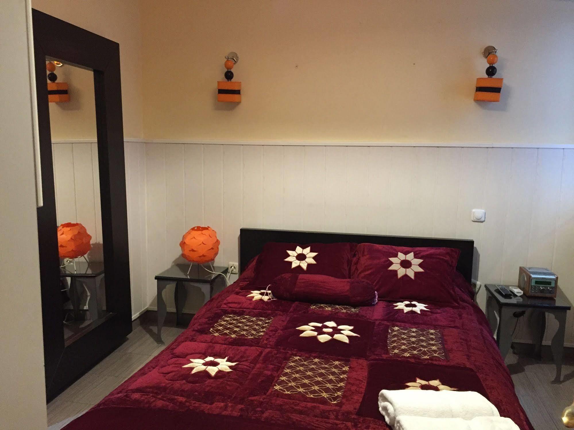 Hostal Oxum Madrid Buitenkant foto
