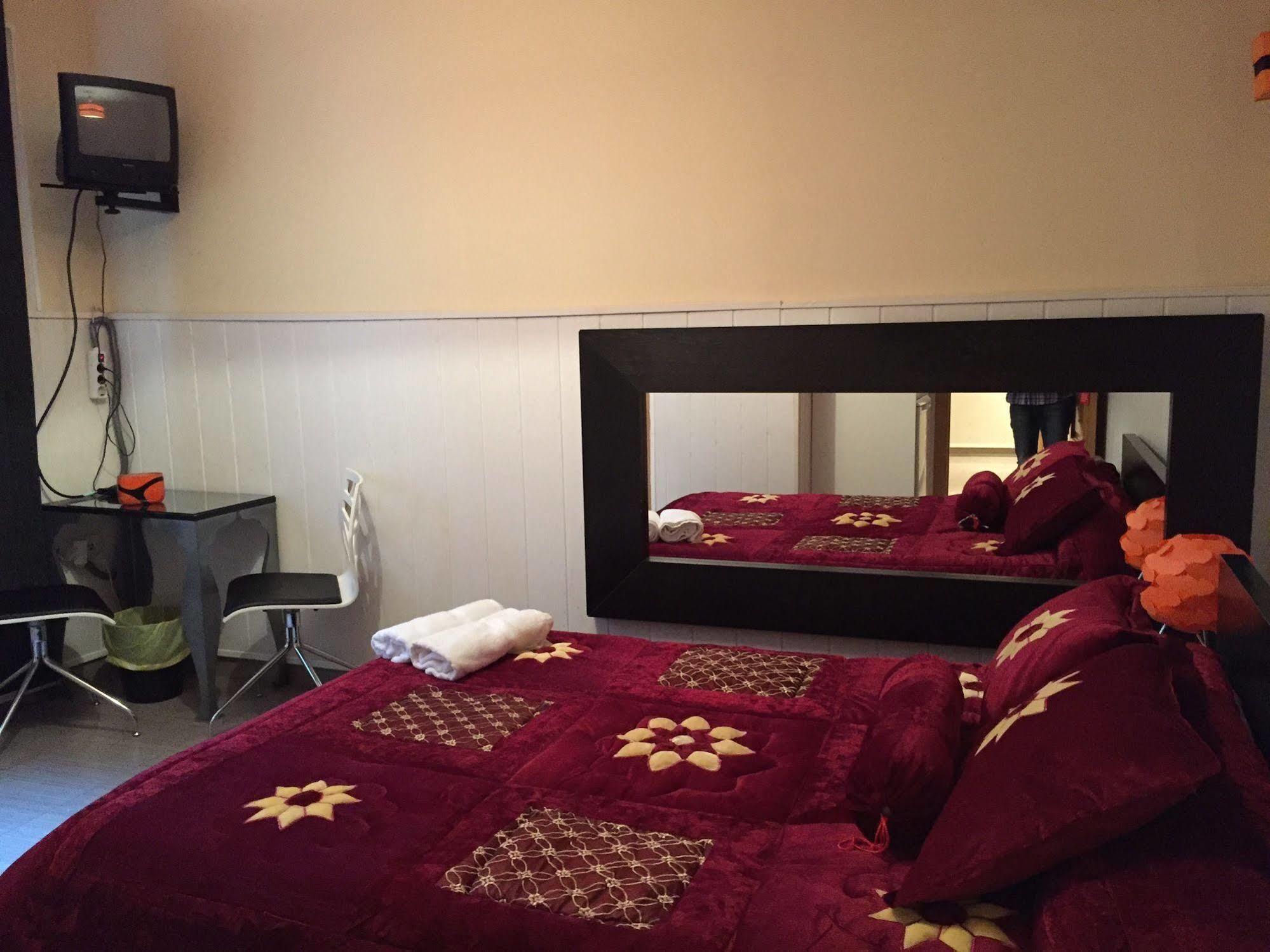 Hostal Oxum Madrid Buitenkant foto