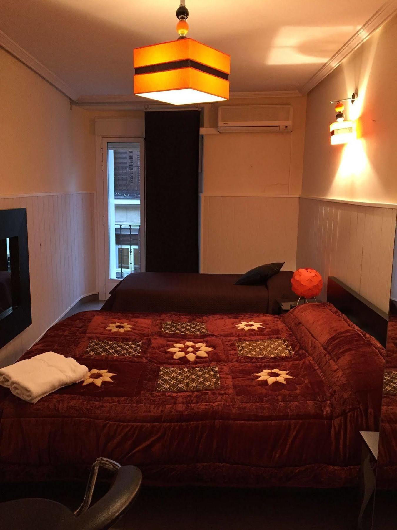 Hostal Oxum Madrid Buitenkant foto