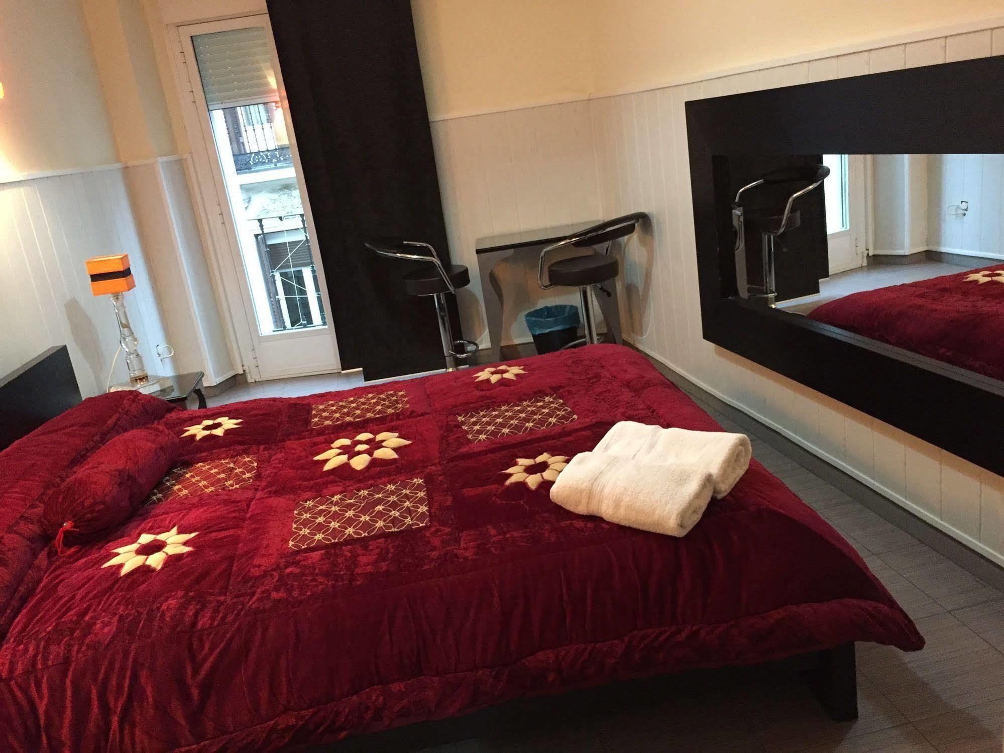 Hostal Oxum Madrid Buitenkant foto
