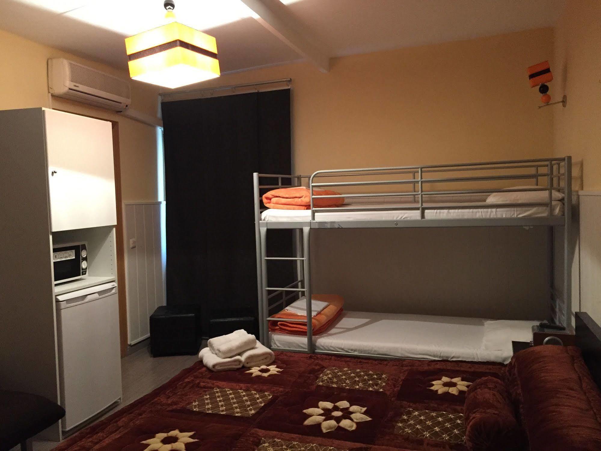 Hostal Oxum Madrid Buitenkant foto
