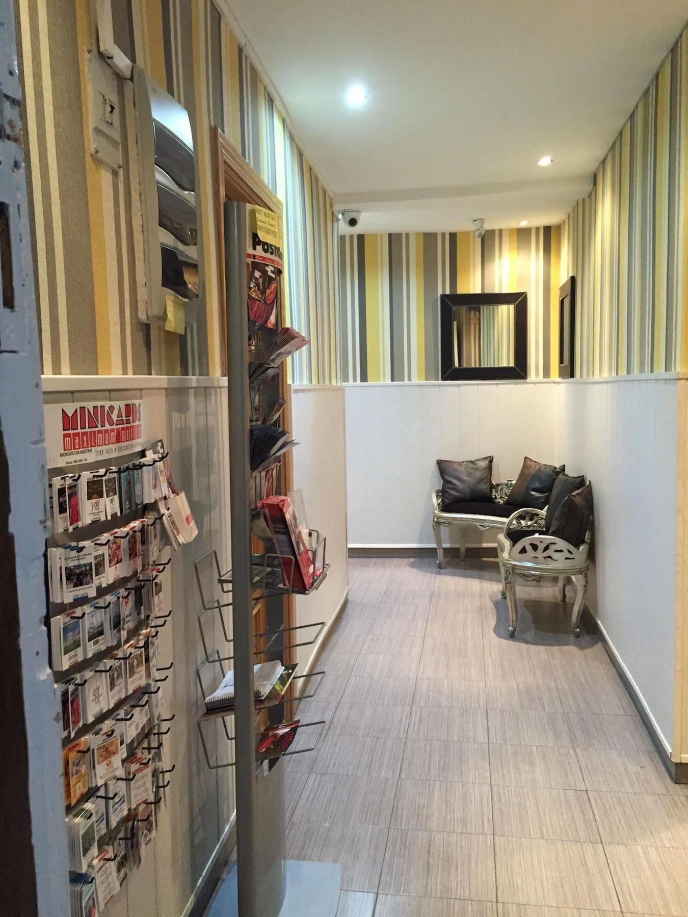 Hostal Oxum Madrid Buitenkant foto